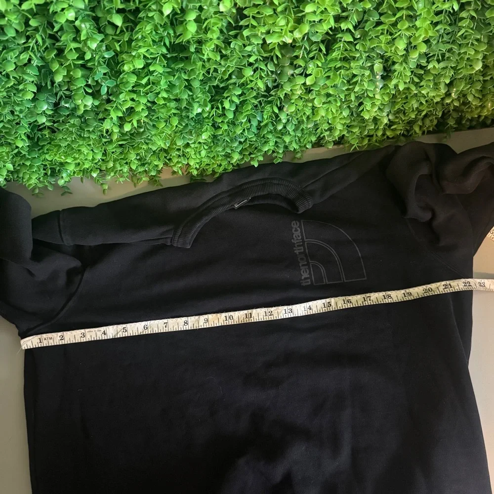 The North Face Men's Medium Black Pullover Sweater